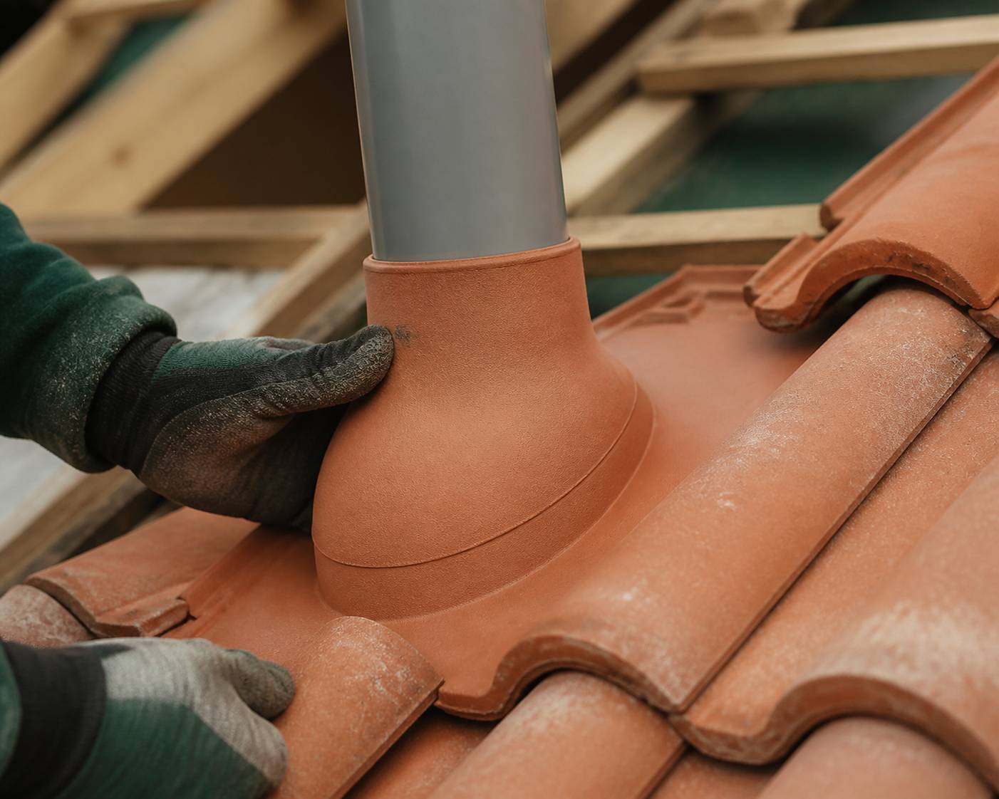 Pose d'une tuile à douille avec un conduit de ventilation